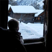 Enfant en hiver dans un mazot des Alpes, Zinal