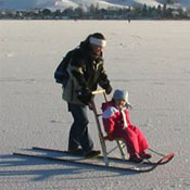 Luge Kicksled : en famille sur lac de Joux gelé