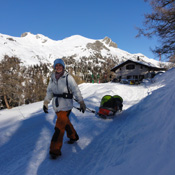 Ski-pulka au refuge dans les Alpes